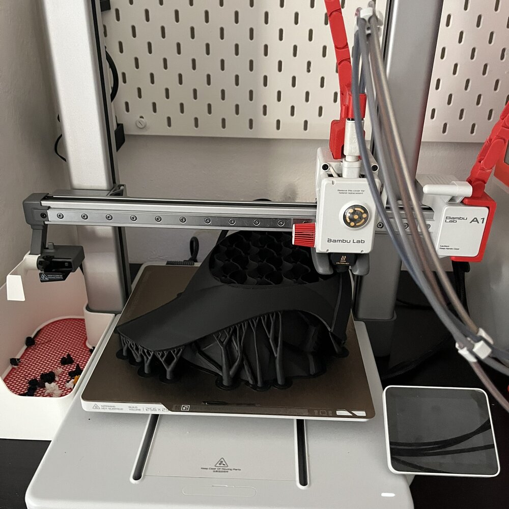 3D tiskárna při tisku zakázky v Brně