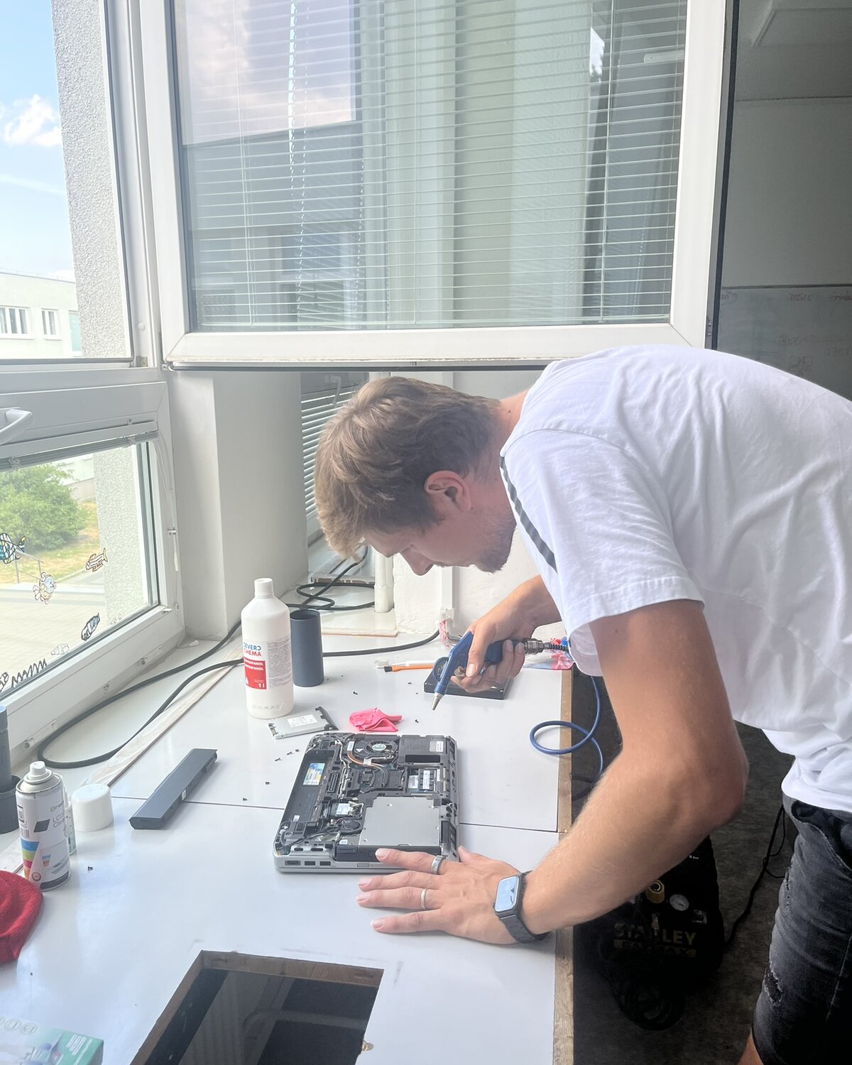 Adam Rychecký, IT technik v Brně, při opravě notebooku